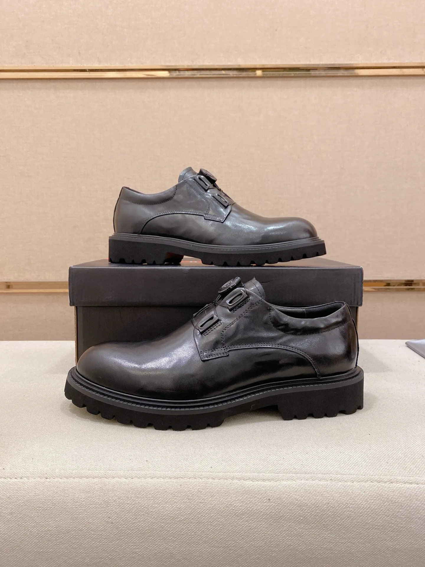 Factory price 640💰 🍁🍁High version High-quality new PRADA (Prada) counters are launched simultaneously, new men's shoes, 😘fabrics are selected from imported lacquered first-layer cowhide, and imported cowhide lining. 👍🏿 High-end ☄️ air-cushion molded anti-slip rubber outsole, exquisite lines, simple and elegant, comfortable and high-end for leisure travel. Code number: 38 to 45